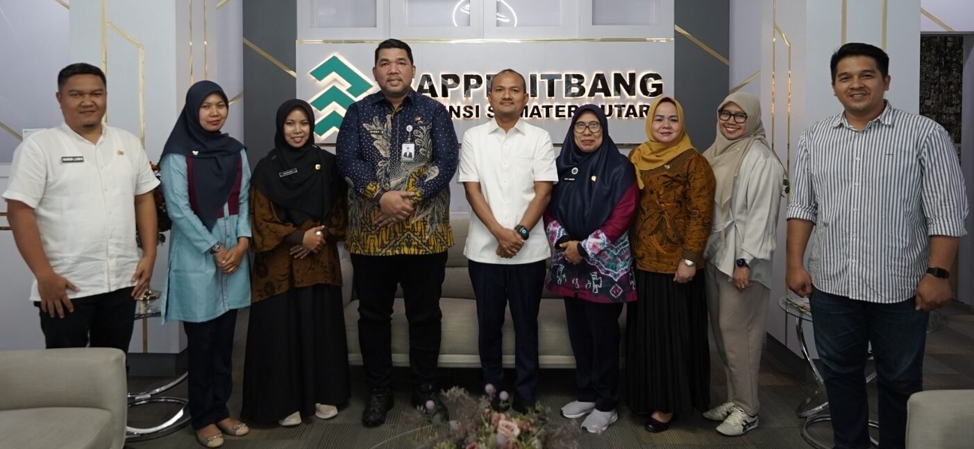 Wali kota Tanjung Balai Mahyaruddin Salim foto bersama Kepala Bappelitbang Provsu Dicky Anugerah beserta jajaran