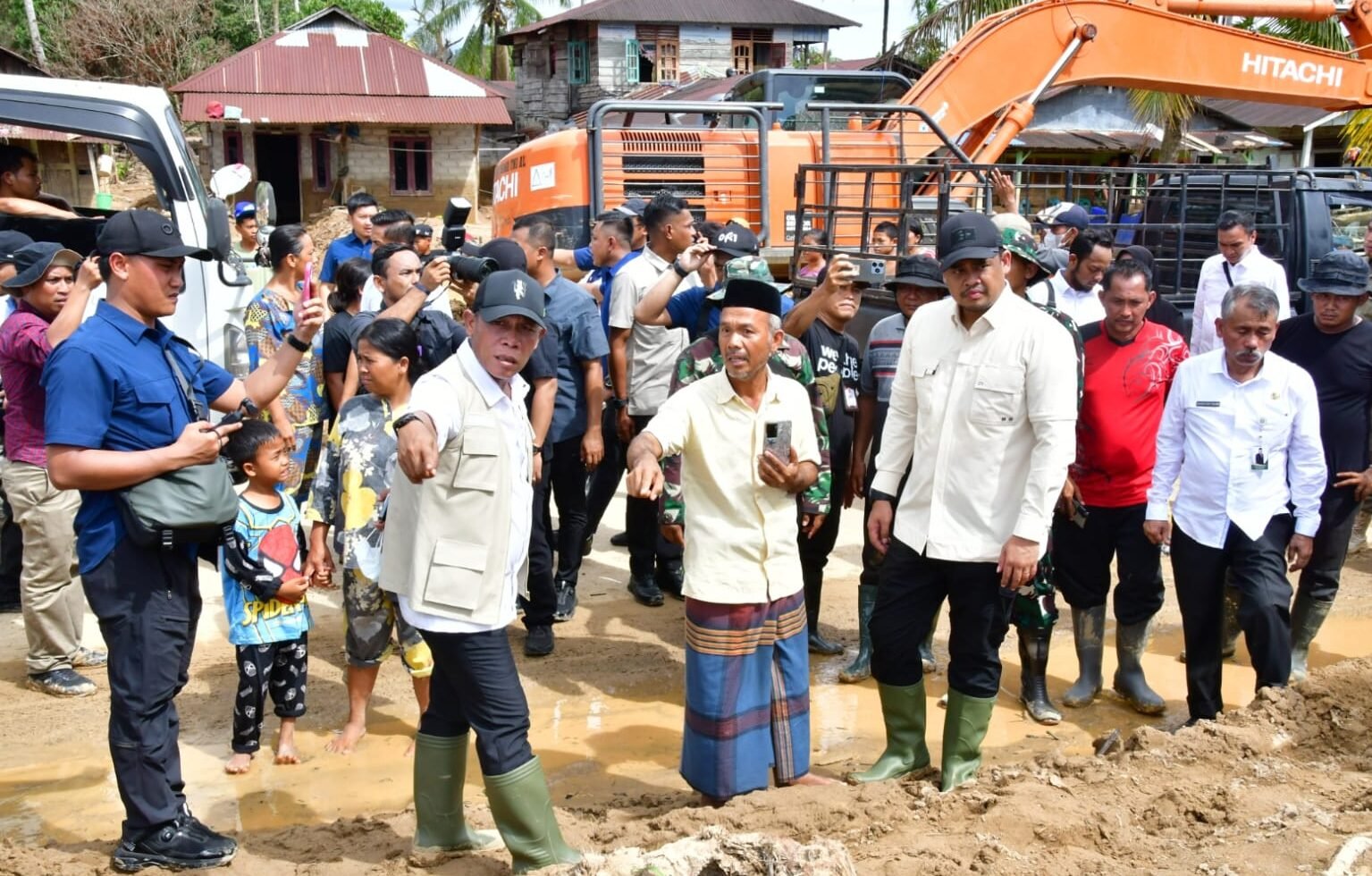 Gubsu Bobby Afif Nasution didampingi Bupati Tapteng Masinton Pasaribu saat menyapa masyarakat sekaligus meninjau lokasi sungai Lopian, Rabu (18/2/2026).