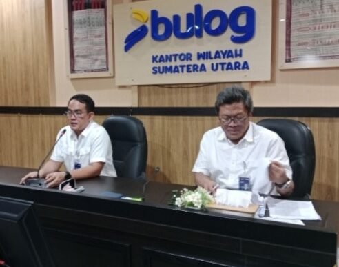 Pimpinan Wilayah Perum Bulog Kanwil Sumut, Budi Cahyanto disampingi wakil saat menyampaikan laporannya pada wartawan di kantor Bulog Kanwil Sumut, Jalan Gatsu Medan 