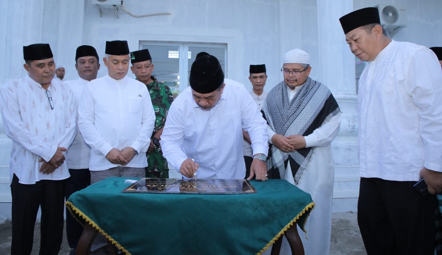 Taufik Zainal Abidin tandatangani prasasti peresmian Masjid Al-Ikhlas