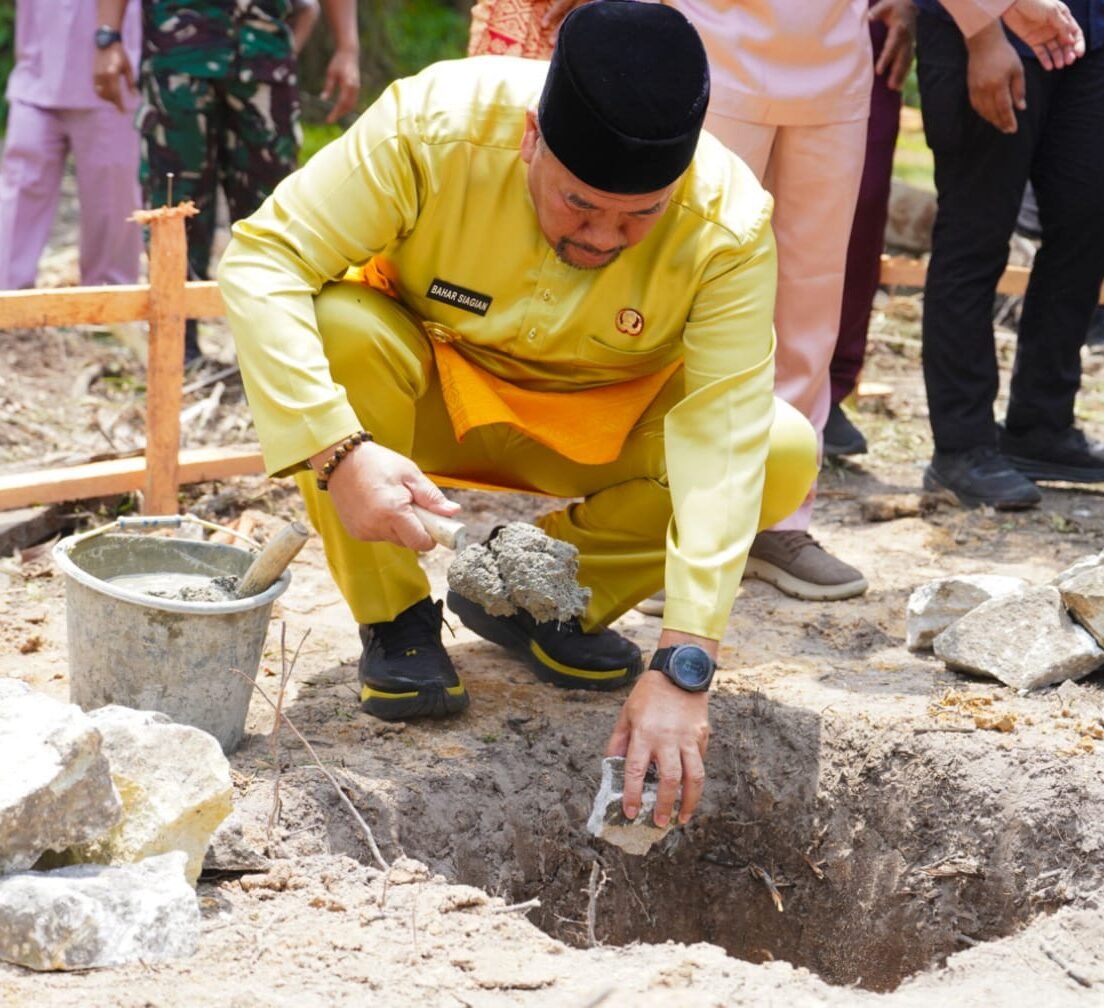 Bupati Batu Bara, H. Baharuddin Siagian, S.H., M.Si., melakukan peletakan batu pertama pembangunan Rumah Tahfiz Al-Qur’an di Dusun Nurul Iman, Desa Pulau Sejuk, Kecamatan Datuk Lima Puluh, Jumat (6/3/2026).