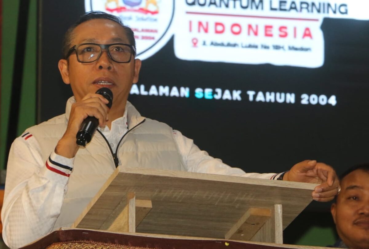 Bupati Taput JTP Hutabarat membuka resmi Olympiade Sains VII di Auditorium IAKN Tarutung Silangkitang.* 