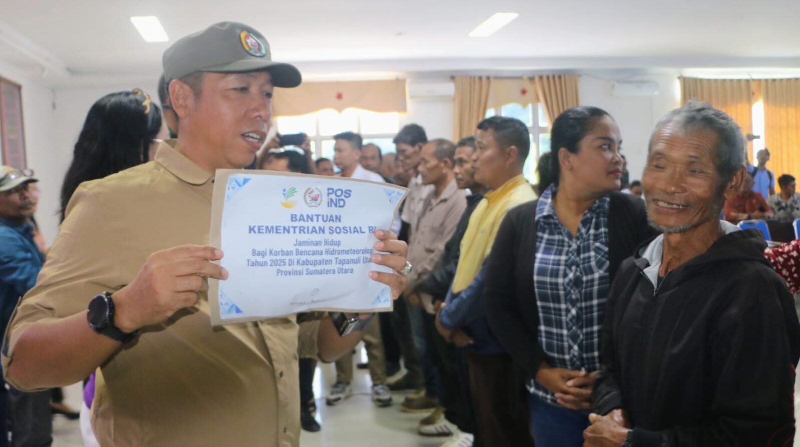 Bupati Taput serahkan bantuan Jadup dari Kemensos untuk 434 warga terdampak bencana.