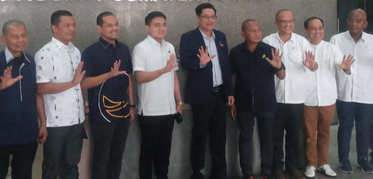 Ketua Partai NasDem Sumut Iskandar ST (berjas hitam) dan anggota DPRD Sumut dari Fraksi Partai NasDem melakukan foto bersama di gedung DPRD Sumut. 