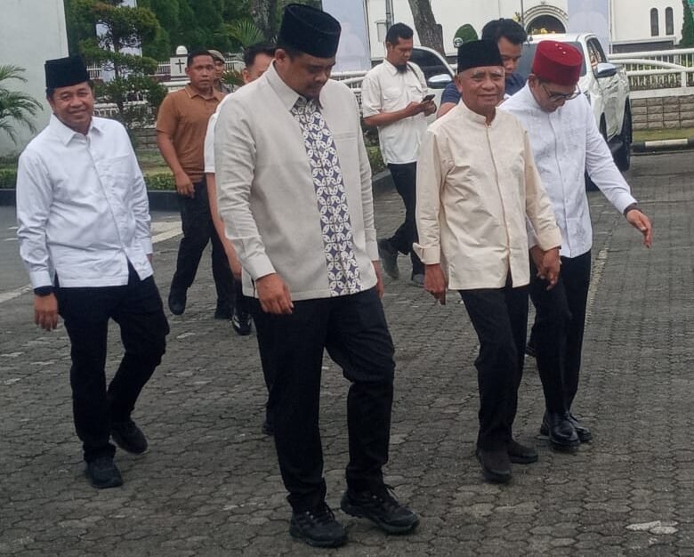 Usai membagikan paket sembako berupa beras. Gubsu Bobby Afif Nasution di dampingi Wakil Gubsu H Surya, BSc dan Kepala Biro Organisasi Sekretariat Daerah Pemerintah Provinsi Sumatera Utara Dr H Zukifli, AP, S.IP, MM tampak berjalan beriringan di halaman kantor Gubsu.