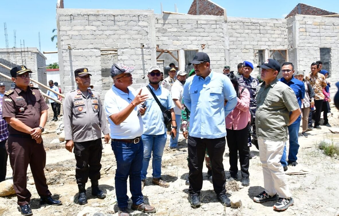Wakil Bupati Tapteng berdialog dengan Gubernur Sumut dilokasi Pembangunan Hunian Tetap bagi warga terdampak bencana di kawasan Asrama Haji Pinang Sori, Minggu (01/03/2026).