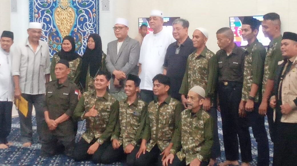 Sekretaris Badan Kenaziran Masjid Agung Kota Medan, Sumatera Utara Ir H Yuslin Siregar ( baju koko warna putih) di dampingi H Indra Utama dan Imam Masjid Agung Kota Medan, Sumatera Utara Ustadz H M Syukur Siregar, S.Pd, Al Hafiz berfoto bersama dengan kalangan pekerja Masjid Agung Kota Medan, Sumatera Utara.