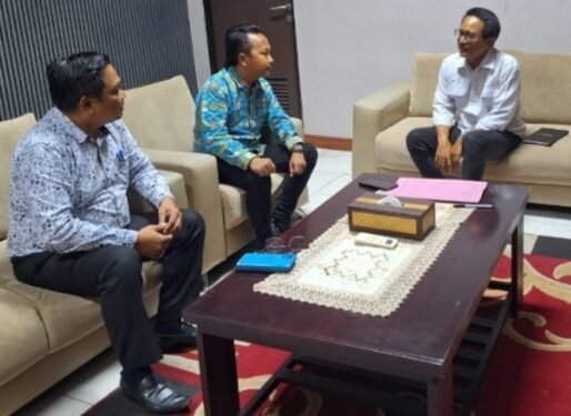 Kepala Kanwil I KPPU, Ridho Pamungkas menerima audiensi Ketua Umum Asosiasi Ahli Hukum Pencucian Uang, Dr. Ariman Sitompul dan Sekjen Rion Arios.