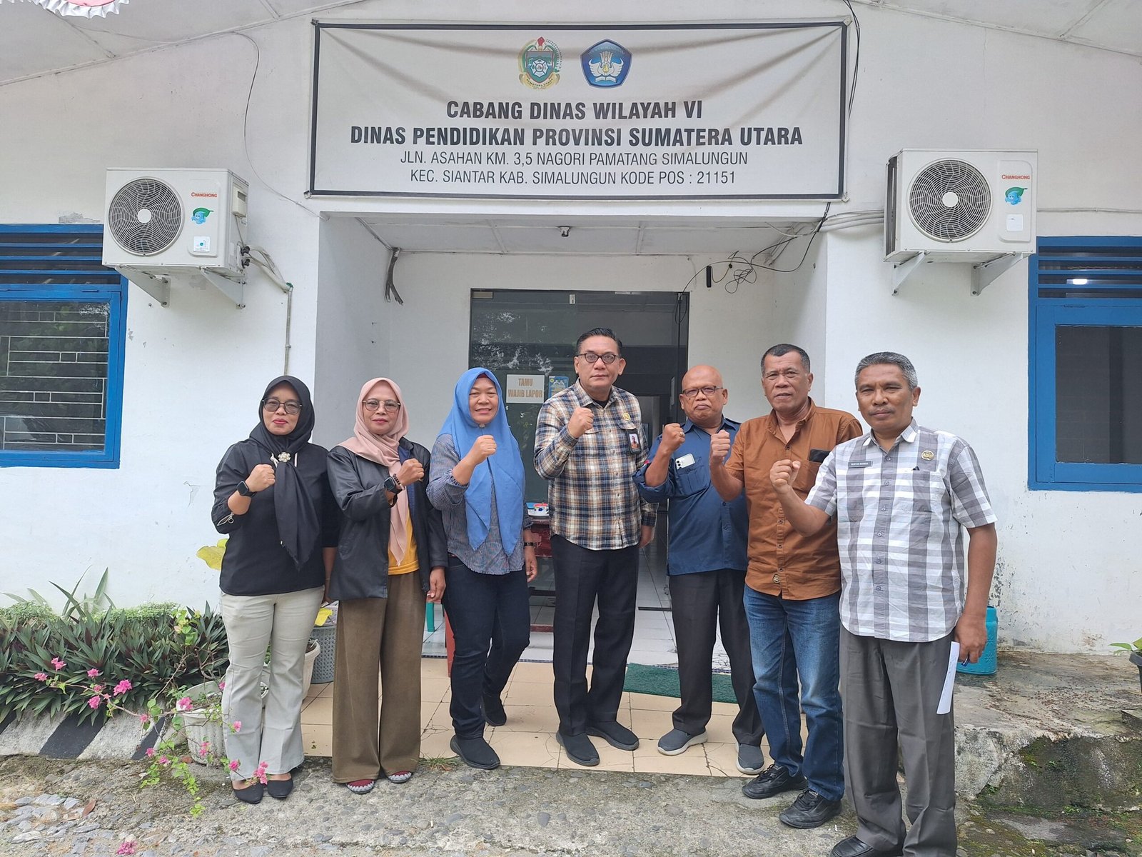 Pengurus PWI Siantar dan Simalungun foto bersama Kacabdis Pendidikan Wilayah VI Sumut August Sinaga (tengah kemejak kotak) didampingi Kasubbag Muktar Marbun.