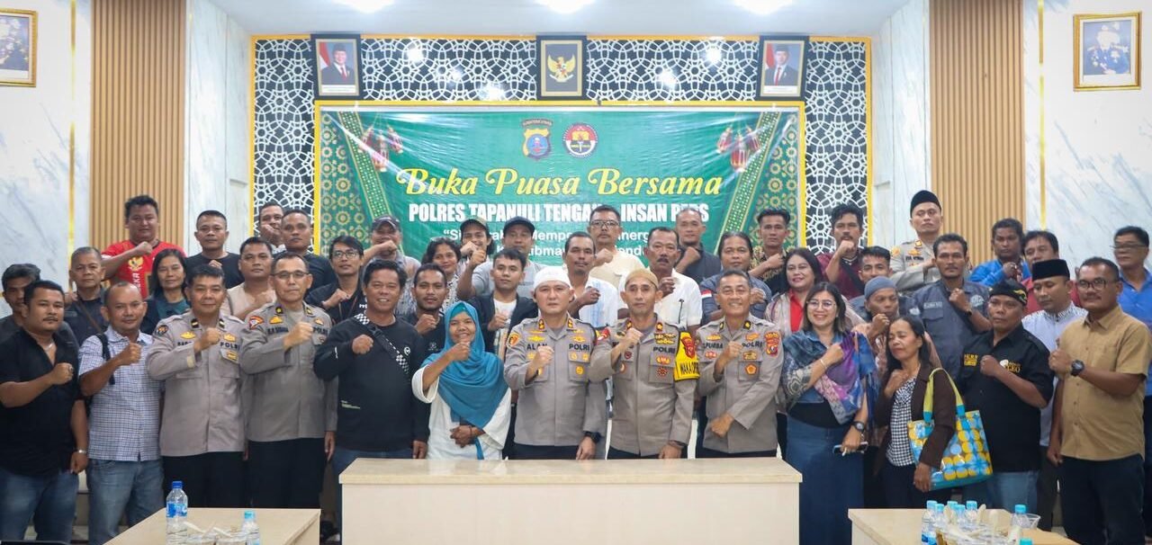 Kapolres beserta jajaran Polres Tapteng foto bersama dengan para jurnalis usai acara buka puasa bersama, di Aula Polres Tapteng, Jumat (13/3/2026). 