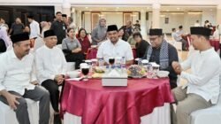 Gubernur dan Wagub Sumut Bobby A Nasution dan H Surya bersama Ketua PWI Sumut Farianda Putra Sinik saat hadir diacara buka puasa bersama insan pers di aula TIS Kantor Gubernur