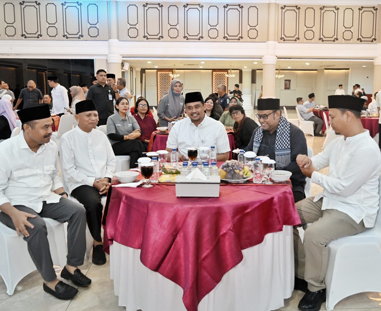 Gubernur dan Wagub Sumut Bobby A Nasution dan H Surya bersama Ketua PWI Sumut Farianda Putra Sinik saat hadir diacara buka puasa bersama insan pers di aula TIS Kantor Gubernur