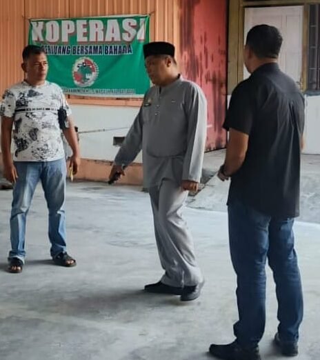 Ketua Iwo Kabupaten Batu Bara Darman ( Kaos Putih) bersama Kadis Penanaman Modal Layanan Pada Satu Pintu ( Dpmptsp ) Murdi Simangunsong serta Kabid pengawas Perijinan Bambang Kurniawan saat meninjau di bangunan Ex KUD Maju Bersamaa.
