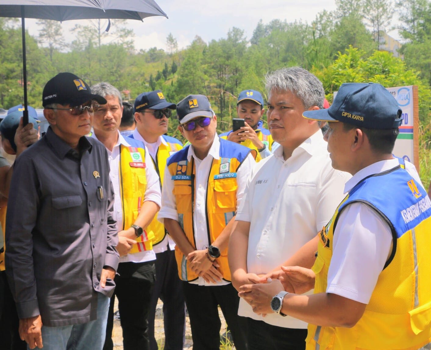 Menteri PU Dody Hanggodo mendengar penjelasan dari Wabup Taput tentang kondisi air minum di Kecamatan Tarutung..