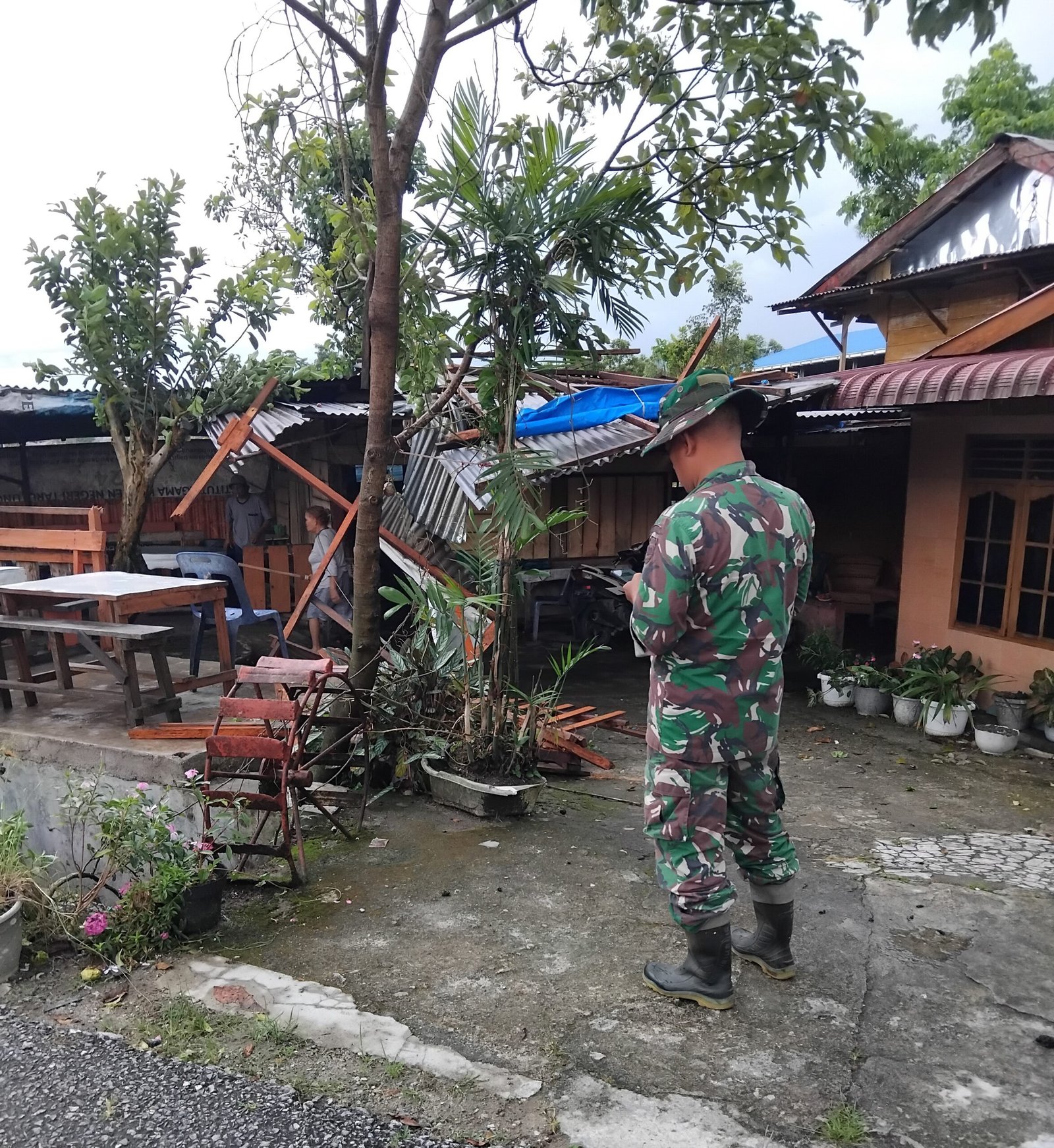 Detik-detik saat puting beliung memporakporandakan sebuah rumah usaha di Desa Parbaju Julu,dan aparat TNI yang sigap turun memantau situasi