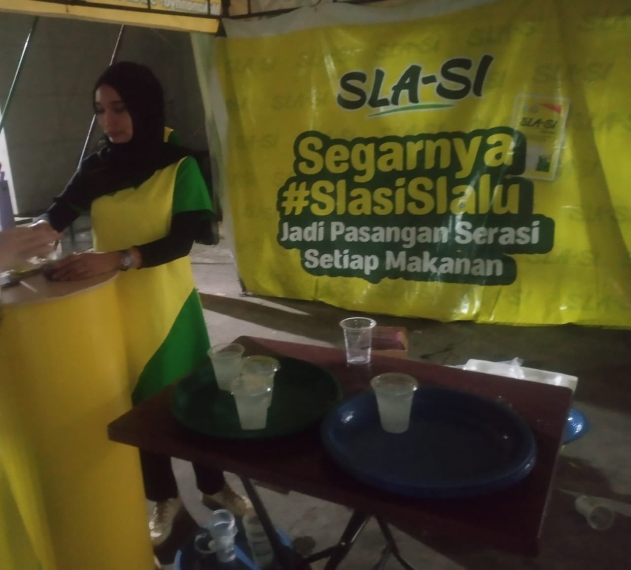 Stan tenda SLA-SI di pelataran pintu masuk Masjid Agung, Kota Medan, Sumatera Utara berikan minuman SLA-SI gratis kepada jemaah Masjid Agung Kota Medan. 