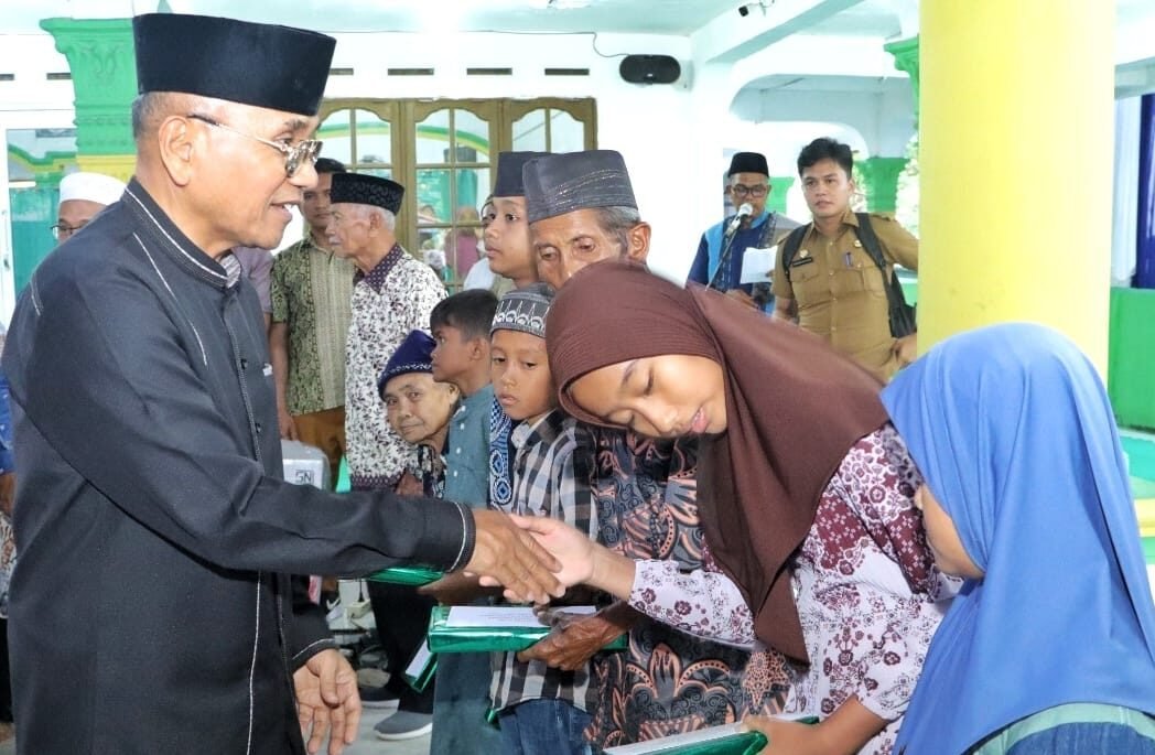 Bupati Simalungun, Dr H Anton Achmad Saragih berikan santuan kepada anak yatim. 