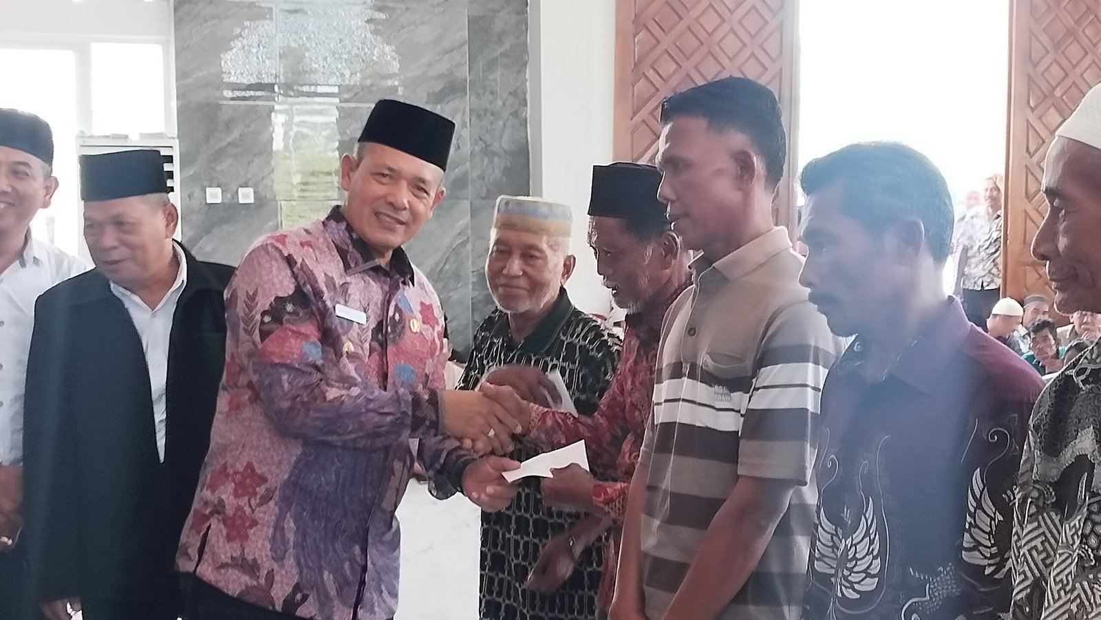 Wakil Bupati Tapteng secara simbolis menyalurkan Zakat kepada masyarakat yang layak menerima, di Masjid Agung Al Muslimin Pandan. *