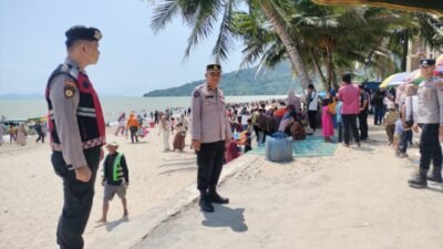 Personil Polres Tapteng saat melakukan patroli pengamanan di sekitar pantai Pandan.