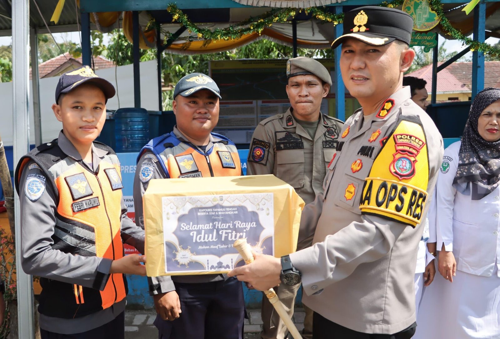 Kapolres Tapteng saat kunjungan ke POS Pelayanan di Sibabangun memberikan bingkisan kepada personil gabungan yang bertugas.