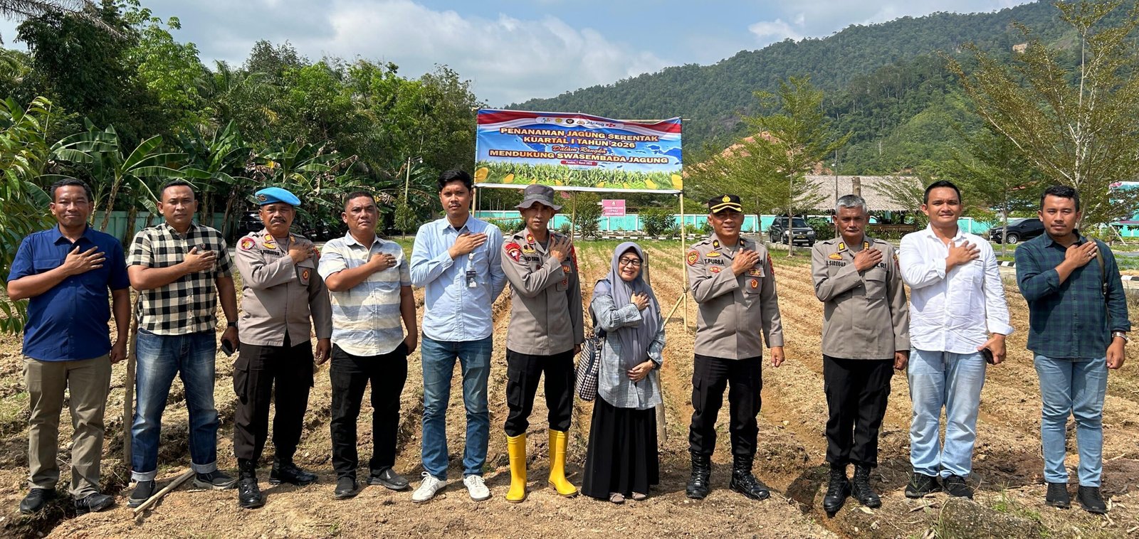 Jajaran Polres Tapteng foto bersama usai penanaman bibit jagung dilahan Ketapang Mapolres Tapteng. 
