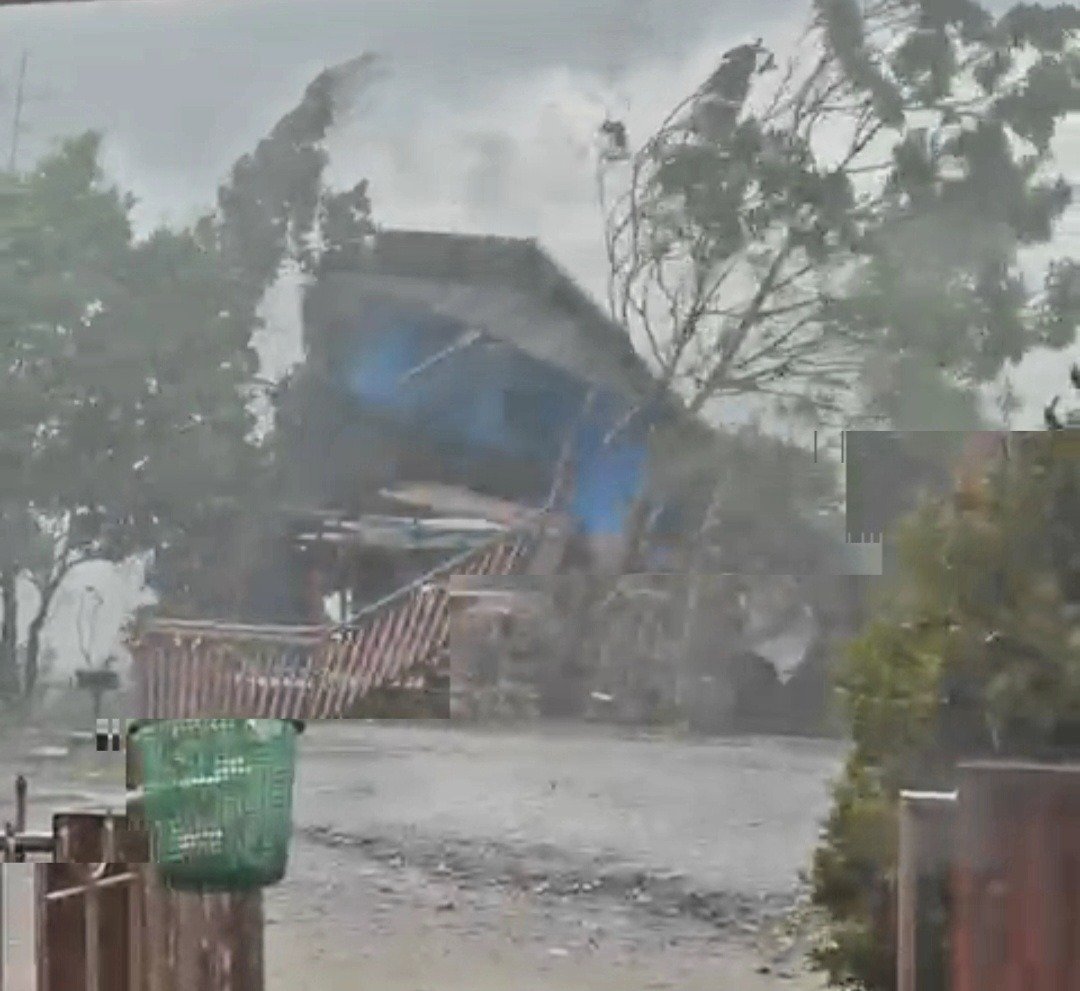 Detik-detik saat puting beliung memporakporandakan sebuah rumah usaha di Desa Parbaju Julu,dan aparat TNI yang sigap turun memantau situasi.