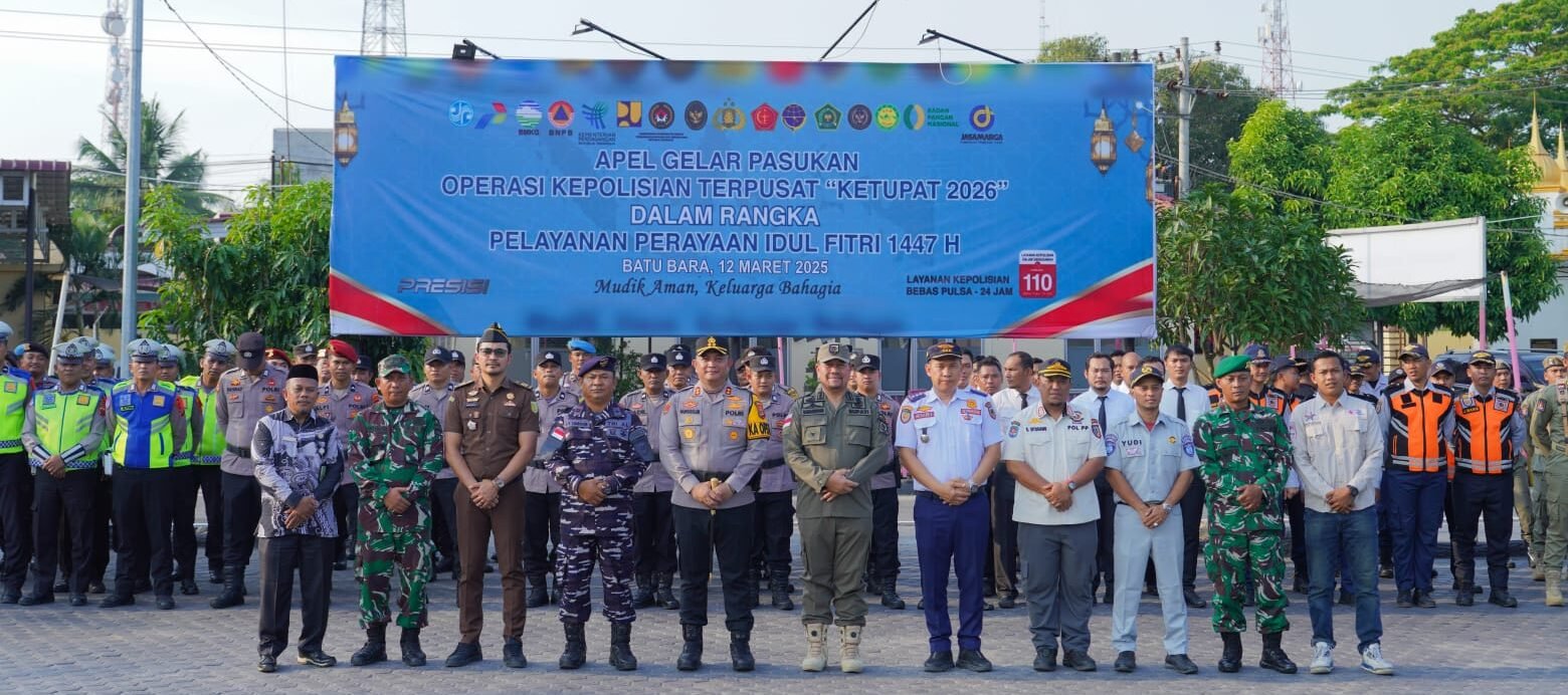 H. Baharuddin Siagian, S.H., M.Si., bersama Kapolres Batu Bara AKBP Doly Nelson H.H. Nainggolan memimpin Apel Gelar Pasukan Operasi Ketupat 2026 di Lapangan Polres Batu Bara,