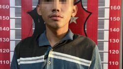 EP (18) tersangka pelaku pencabulan terhadap seorang anak gadis dibawah umur saat diinterogasi di kantor Mapolres Tapteng.