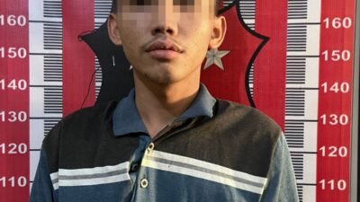 EP (18) tersangka pelaku pencabulan terhadap seorang anak gadis dibawah umur saat diinterogasi di kantor Mapolres Tapteng.