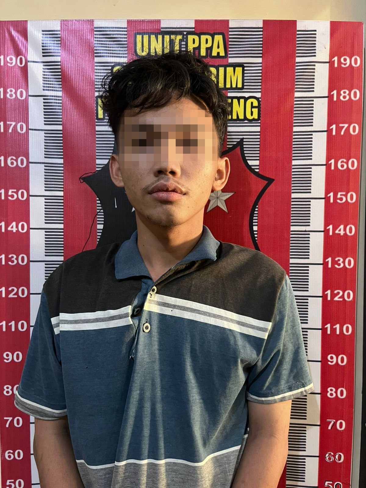 EP (18) tersangka pelaku pencabulan terhadap seorang anak gadis dibawah umur saat diinterogasi di kantor Mapolres Tapteng.