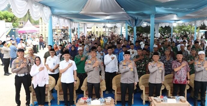 Tim Safari Ramadhan Polda Sumut beserta Kapolres Tapteng dan jajarannya foto bersama dengan para tokoh masyarakat dan warga Tapteng. 