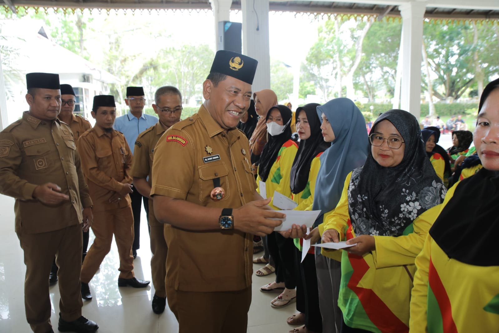 Wakil Bupati Asahan Serahkan Zakat Kepada Para Petugas Kebersihan Dinas LH Kabupaten Asahan.