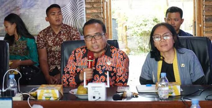 Rakor Modifikasi Cuaca dihadiri Kadis Kominfo Taput Donna Situmeang dan Plt BPBD Binhot Aritonang.