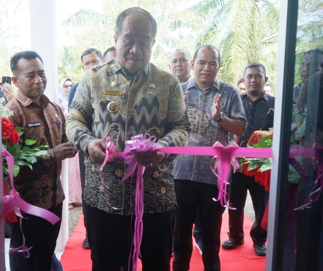 Bupati Asahan Taufik Zainal Abidin gunting pita peresmian Podcast “Asahan Cerdas.