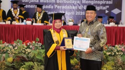 Rektor IAIDU Asahan serahkan Cinderamata kepada Bupati Asahan Taufik Zainal Abidin#