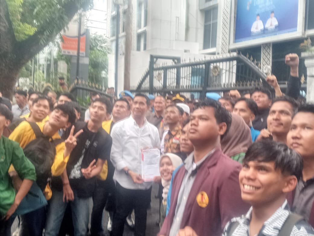 Anggota Komisi A, DPRD Sumut Hefriansyah, SE (baju putih) saat menerima aksi unjuk rasa BEM Nusantara Daerah Sumut. 