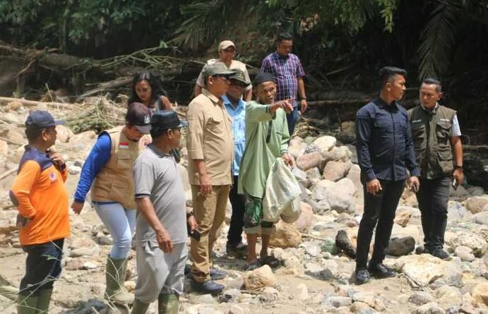 Banjir dan tanah longsor kembali melanda wilayah Pahae Taput, Bupati JTP Hutabarat turun meninjau situasi.
