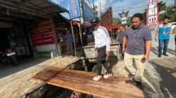 Bupati Taput JTP Hutabarat meninjau beberapa titik di area kota Tarutung, menekankan pentingnya pembenahan ibukota Kabupaten.