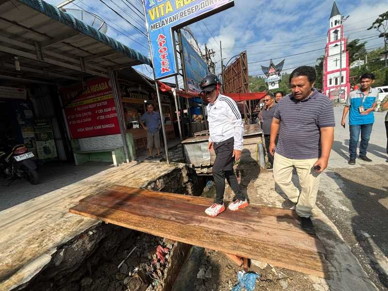 Bupati Taput JTP Hutabarat meninjau beberapa titik di area kota Tarutung, menekankan pentingnya pembenahan ibukota Kabupaten.