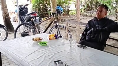 Bupati berhenti di Warung Seno yang menjual Lontong,beraneka minum dan gorengan di Dusun X Desa Firdaus.