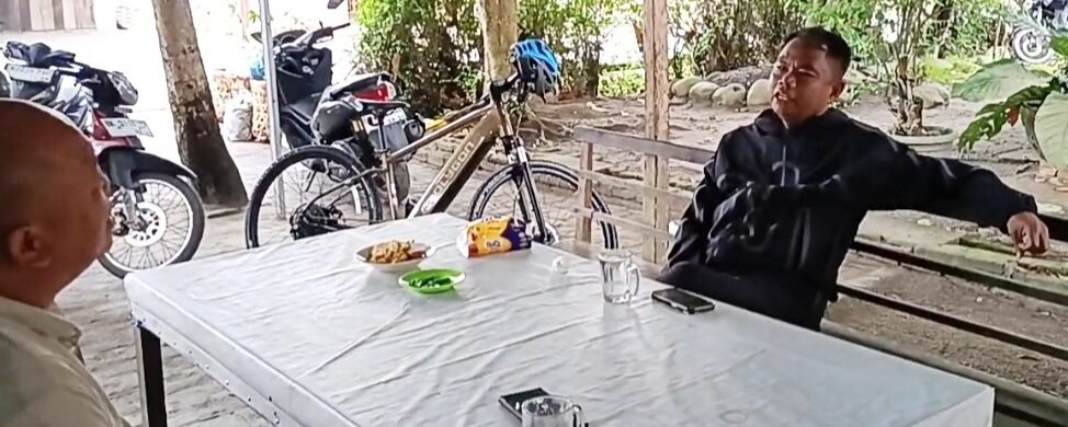 Bupati berhenti di Warung Seno yang menjual Lontong,beraneka minum dan gorengan di Dusun X Desa Firdaus.