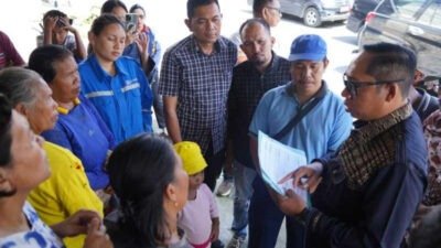 Bupati Taput Jonius Taripar Hutabarat saat sidak di kawasan Pahae terkait kelangkaan pupuk yang dikeluhkan petani.