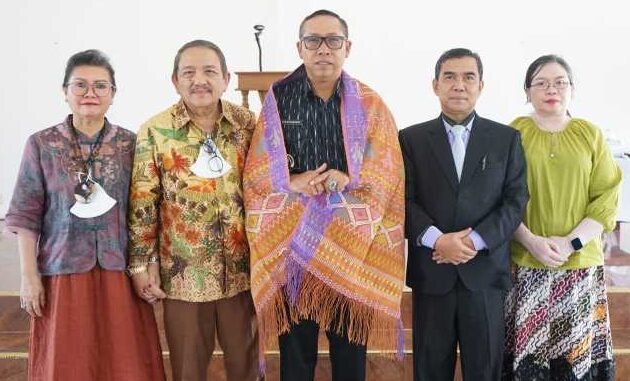 Bupati Taput JTP Hutabarat menghadiri acara penyerahan hibah di Sipoholon.