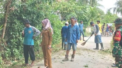 Camat Pangkalan Jamilah S,Sos di abadikan saat laksanakan giat ASRI bersama staf dan masyarakat.