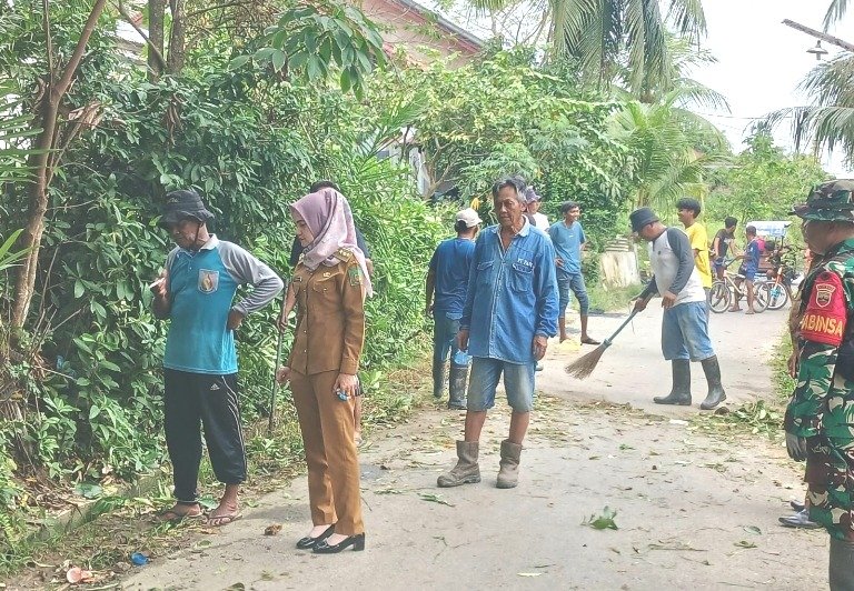 Camat Pangkalan Jamilah S,Sos di abadikan saat laksanakan giat ASRI bersama staf dan masyarakat.