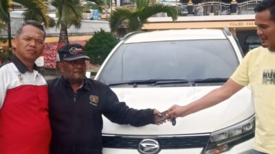 Kanit Reskrim Polsekta Parapat AKP Girsang Sinaga didampingi personil Serse lainnya menyerahkan mobil yang dititipkan Ogek Tanjung di Mapolsekta Parapat.