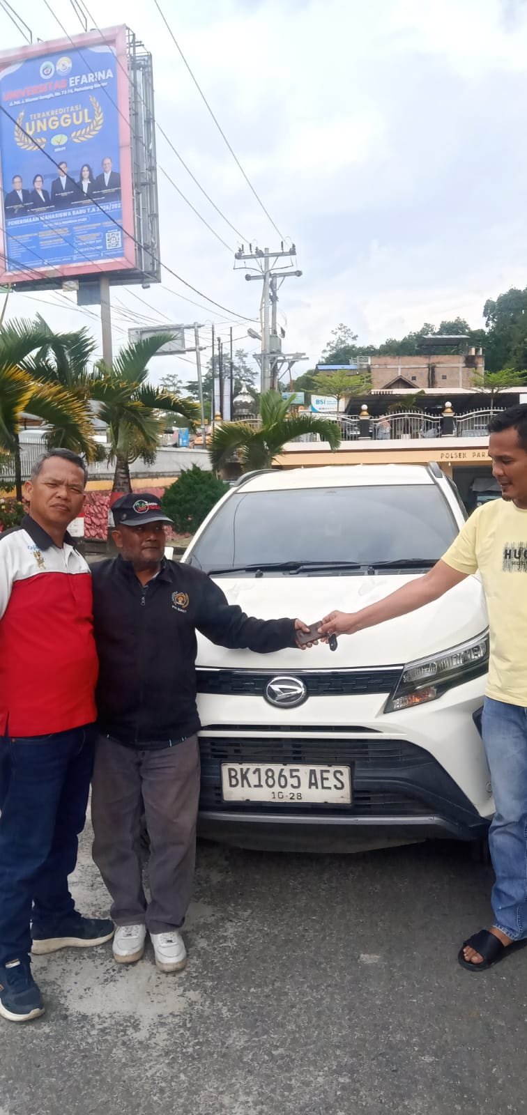 Kanit Reskrim Polsekta Parapat AKP Girsang Sinaga didampingi personil Serse lainnya menyerahkan mobil yang dititipkan Ogek Tanjung di Mapolsekta Parapat.