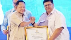 Bupati Simalungun, diwakili Sekretaris Daerah Mixnon Andreas Simamora, saat menerima penghargaan dari Kemendagri.