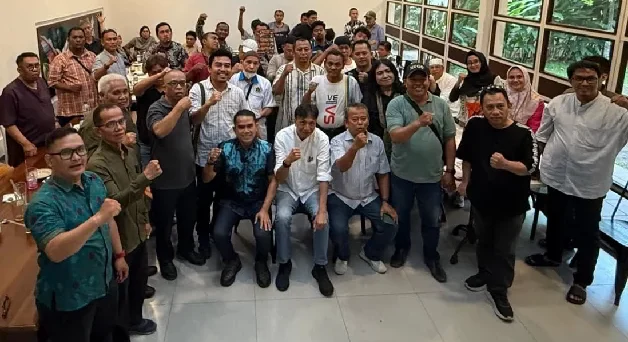 Muhammad Edison Ginting, foto bersama para wartawan pendukungnya.