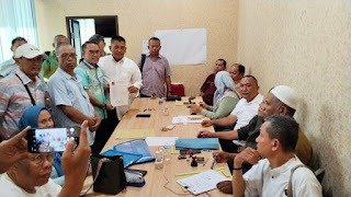 Muhammad Edison Ginting, foto bersama para pendukungnya, usai pendaftaran.